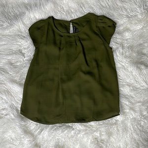 Haute Monde small hunter green short sleeved blouse. Sheer material
